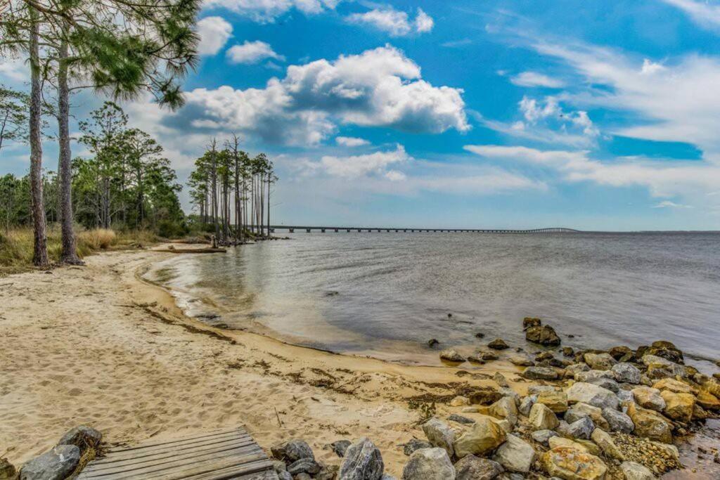 Willa Woodsy Retreat, Steps To Bay - Hot Tub! Gulf Breeze Zewnętrze zdjęcie