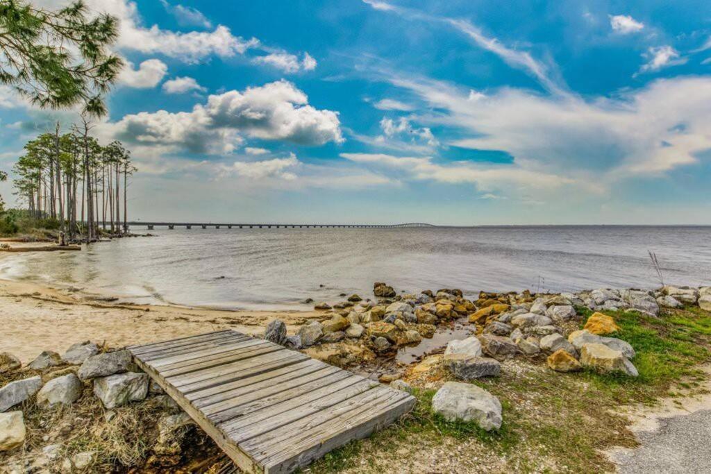 Willa Woodsy Retreat, Steps To Bay - Hot Tub! Gulf Breeze Zewnętrze zdjęcie
