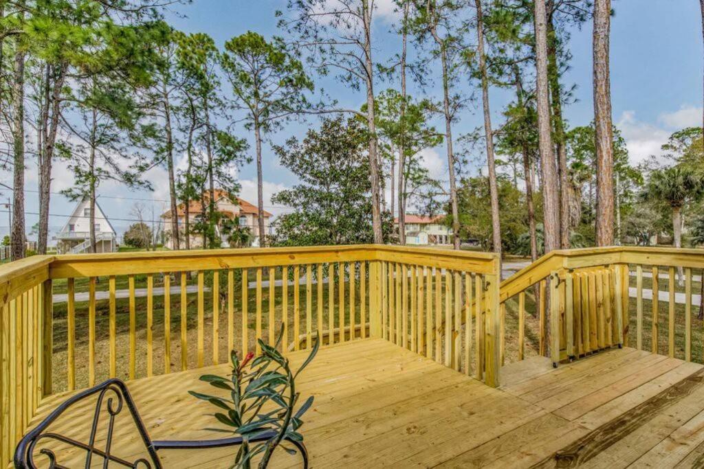Willa Woodsy Retreat, Steps To Bay - Hot Tub! Gulf Breeze Zewnętrze zdjęcie